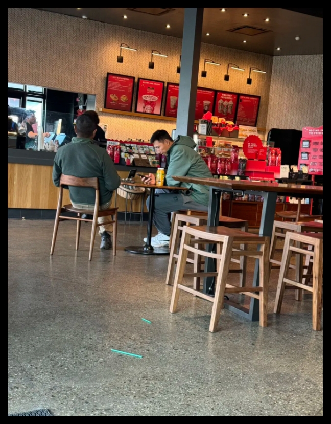 再露面??？網友在洛杉磯某景區(qū)星巴克偶遇易建聯(lián) 正坐著看手機