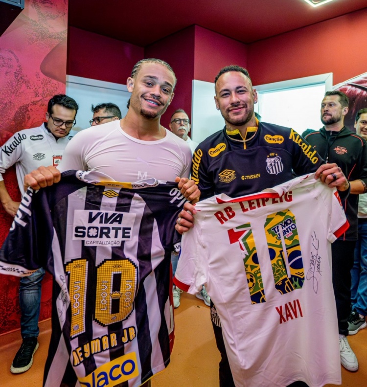 迷弟??偶像！哈維-西蒙斯友誼賽后與內(nèi)馬爾合影，互換球衣