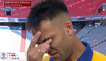 真性情！勞塔羅歐冠決賽賽前看到家人畫面，在鏡頭前情不自禁落淚