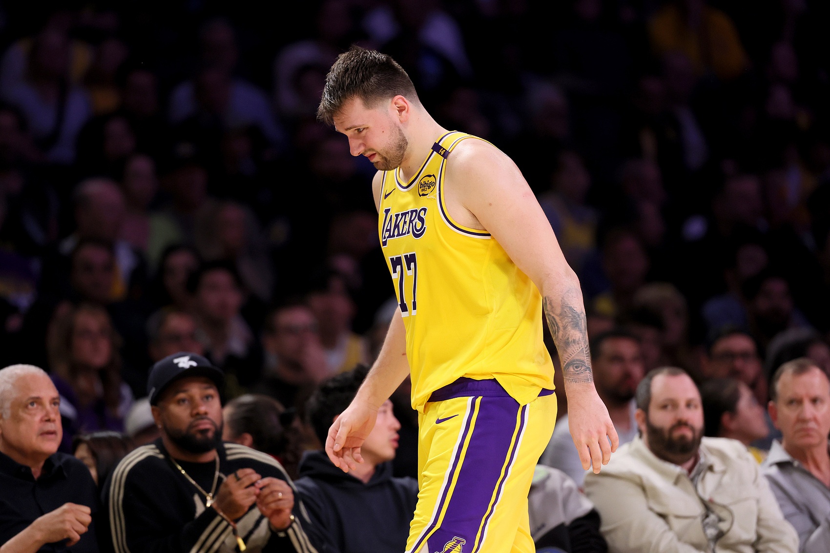 皮爾斯：東契奇要學(xué)會(huì)防守&別被單打針對(duì) 搶板和拼防是態(tài)度問題