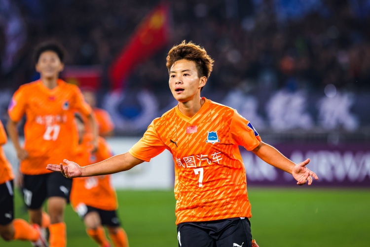 亞冠決賽最后時刻罰進點球！王霜：當時也沒多想，抱著球就上了