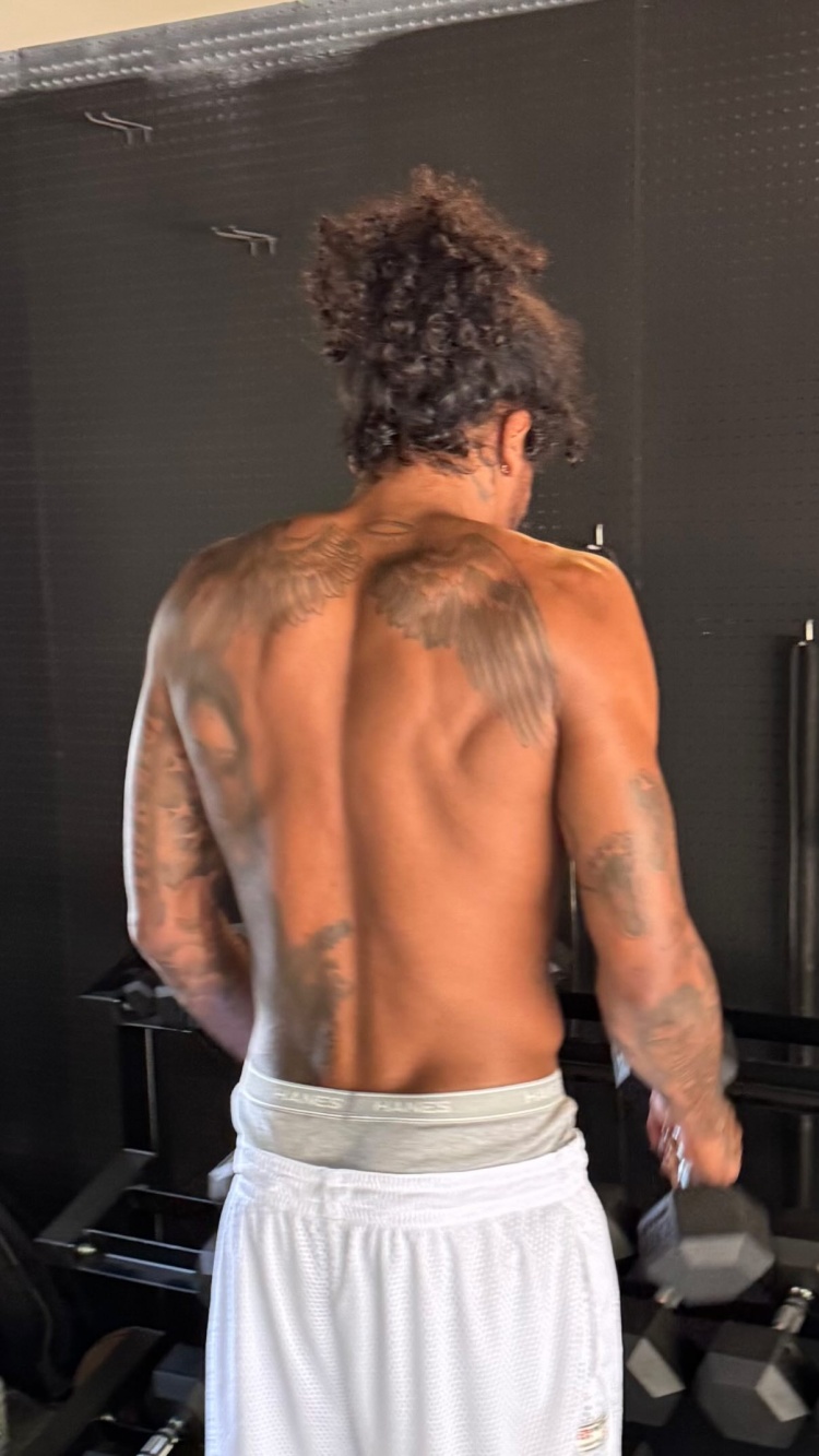 愜意時(shí)光！杰倫-格林社媒曬度假視頻 展示背部肌肉和紋身