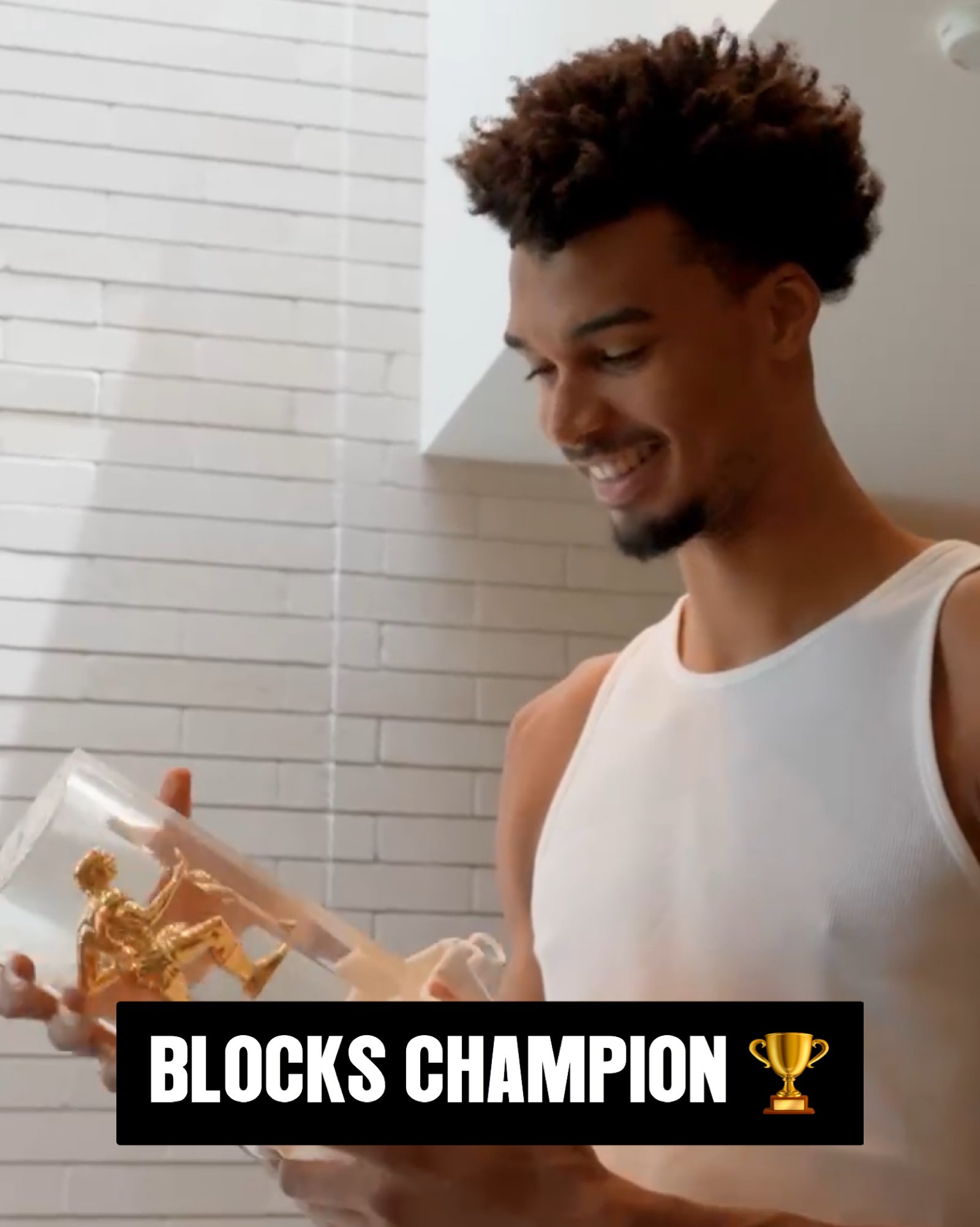 46場(chǎng)拿下蓋帽王！??文班亞馬收到了蓋帽王獎(jiǎng)杯 笑容很純真~