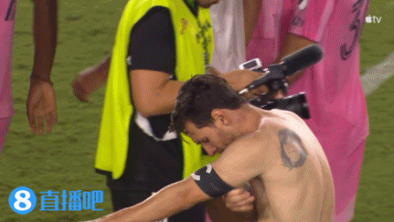 球衣-1??梅西賽后赤膊上身，他的落場球衣又被交換走了