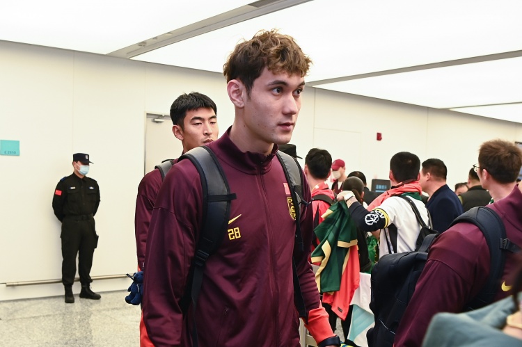 記者：拜合拉木目前處于術(shù)后恢復(fù)期，安永佳也沒(méi)有完全康復(fù)