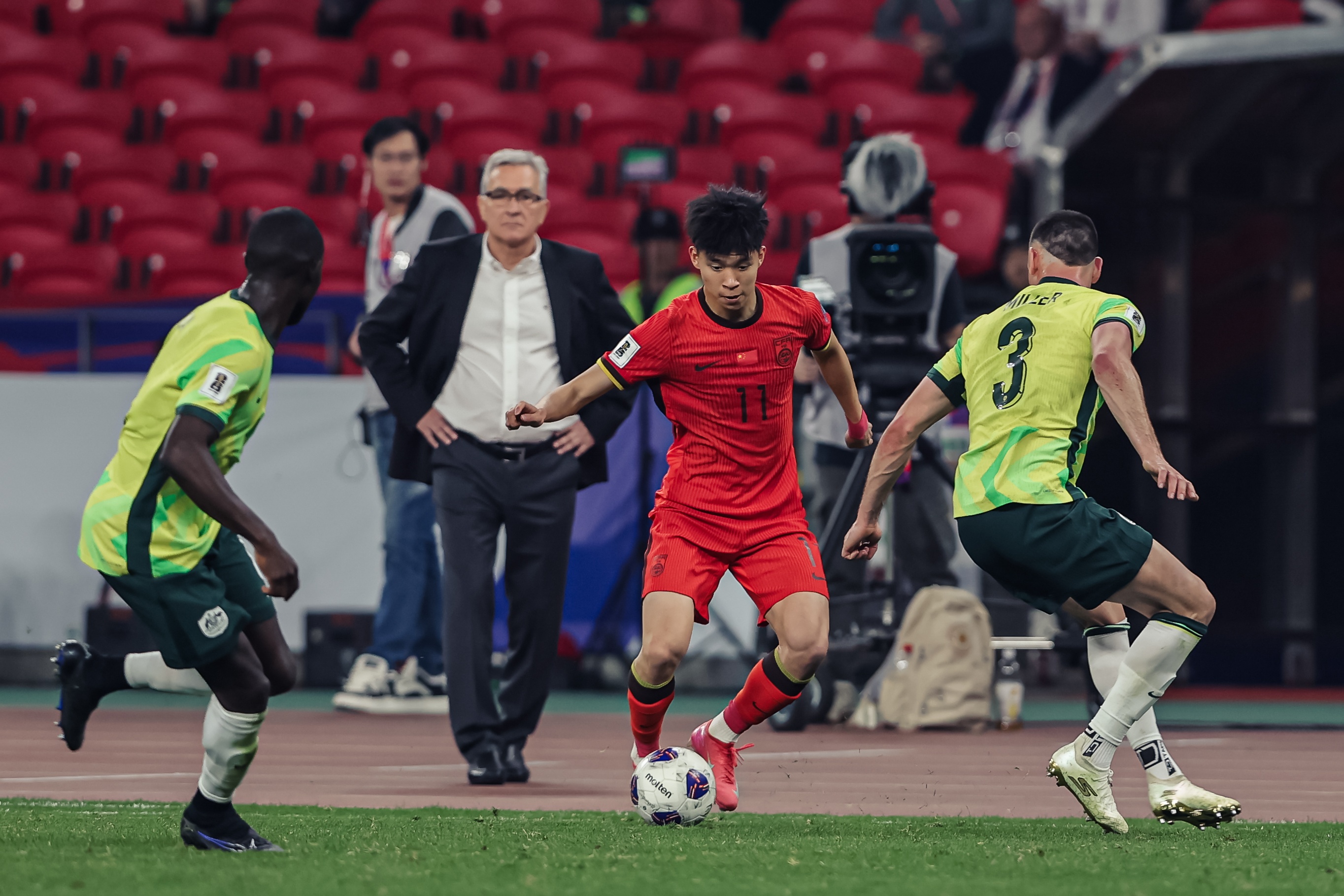 記者：王鈺棟集訓(xùn)位置是442里的ss且極大概率首發(fā)，而非左邊后腰