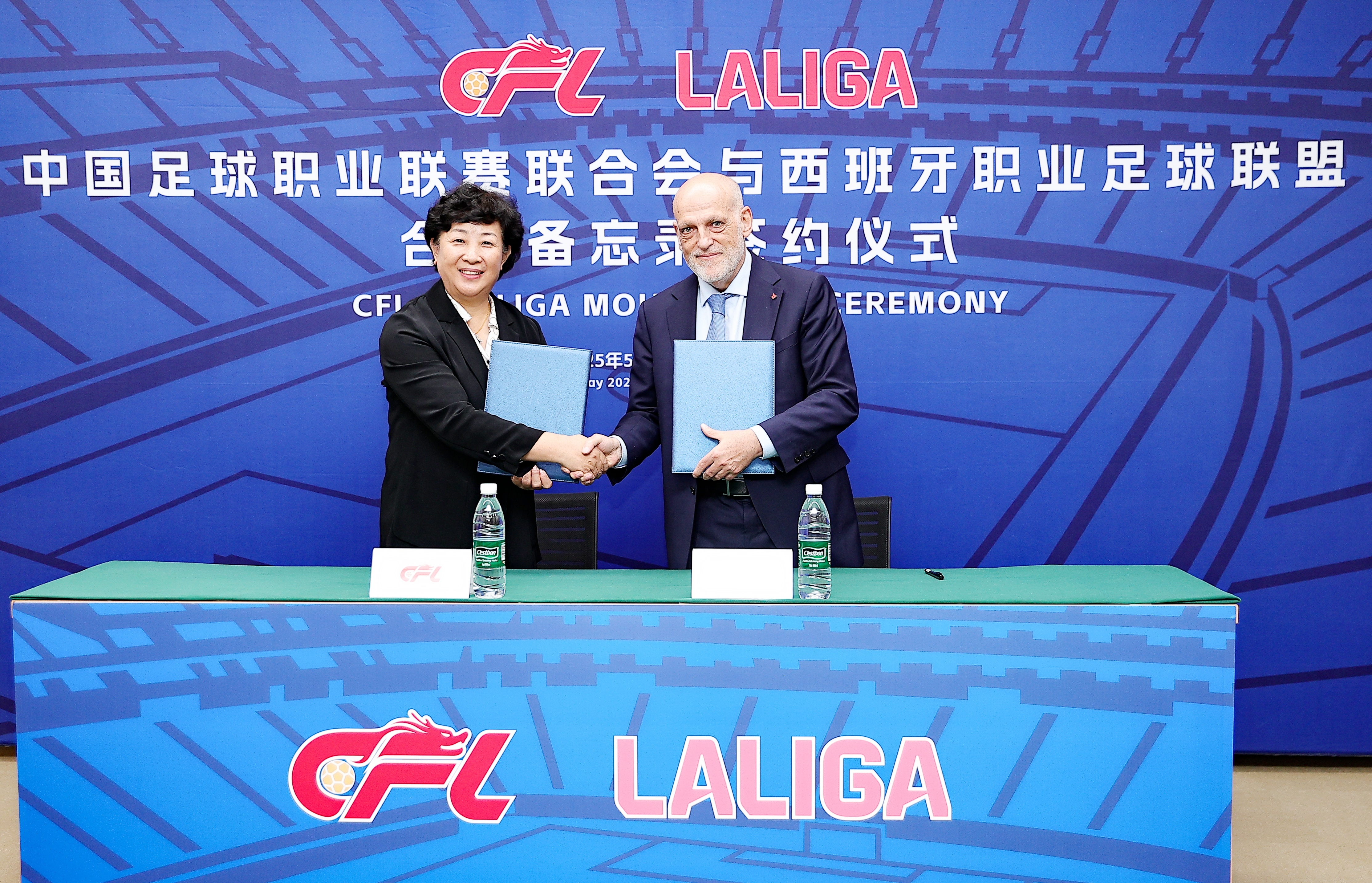 足球報(bào)：中足聯(lián)邀五大聯(lián)賽專家分享經(jīng)驗(yàn)，推動(dòng)職業(yè)聯(lián)賽長遠(yuǎn)發(fā)展