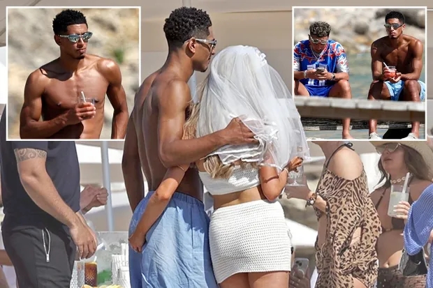 太陽(yáng)報(bào)：貝林厄姆度假時(shí)與一位準(zhǔn)新娘合照???♀?被摸屁股