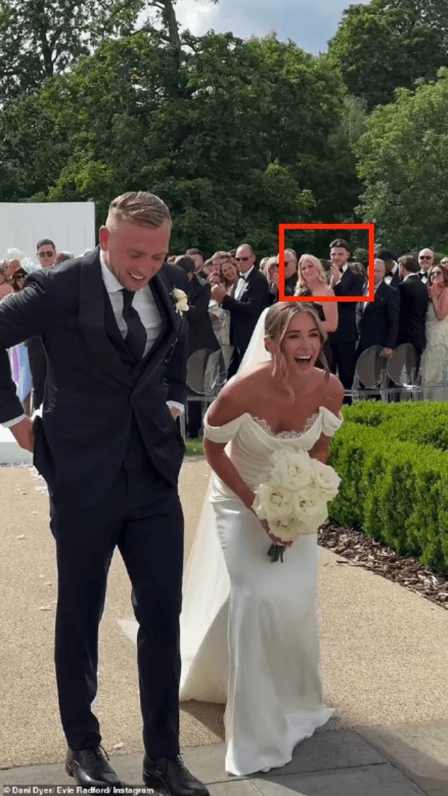 妻子曾因肥胖遭網(wǎng)暴！賴斯攜妻子罕見(jiàn)公開(kāi)露面，出席好友鮑文婚禮