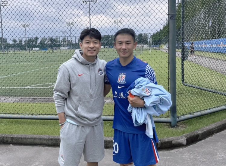 何超社媒曬與于漢超合影：致敬??20號(hào)