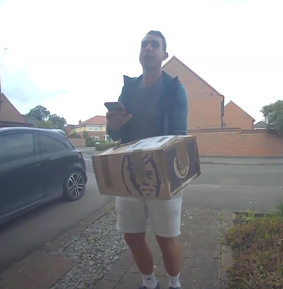 因辱罵利物浦被解雇！前英超裁判庫特改行送快遞，被紅軍球迷認出