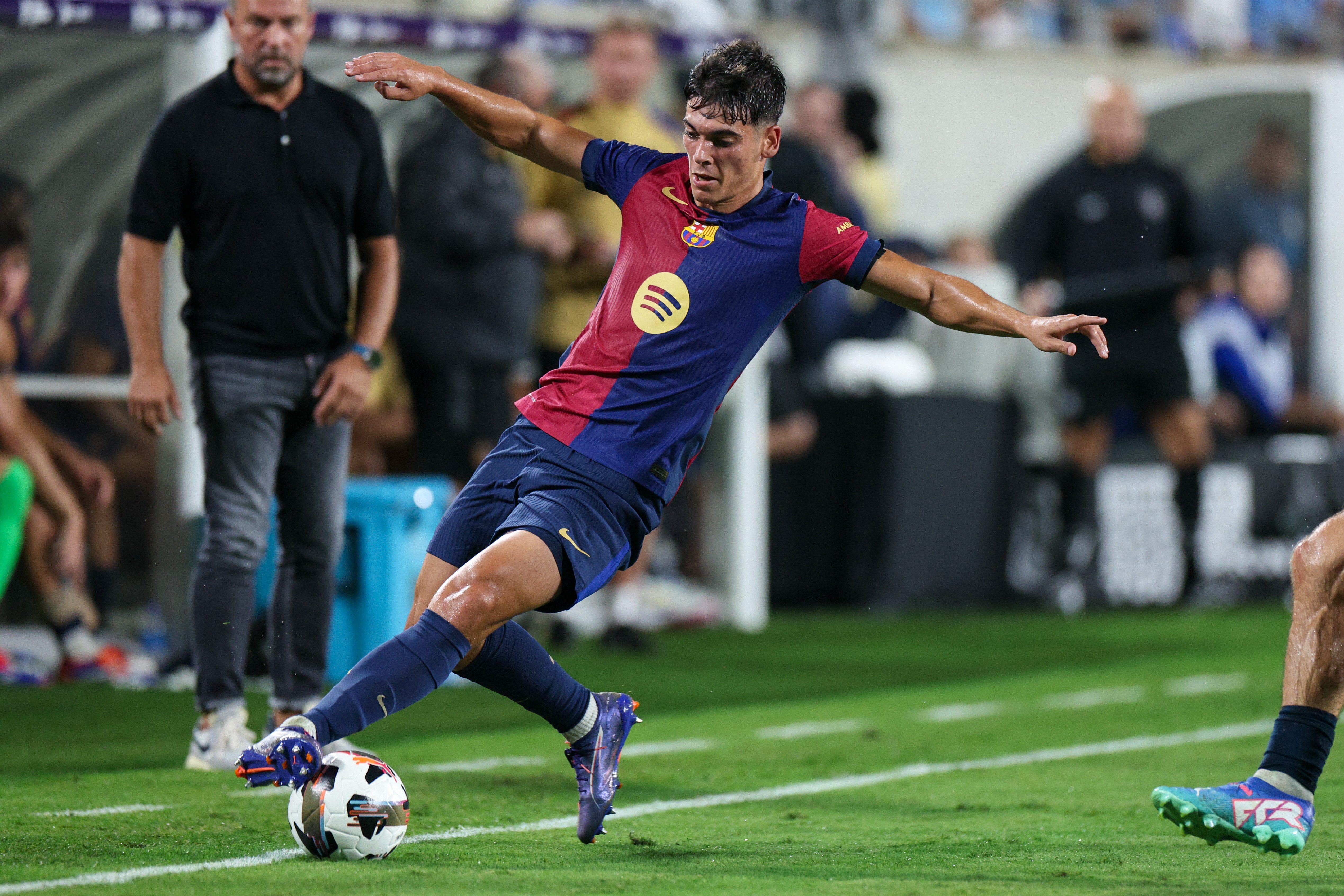 官方：科莫激活600萬歐違約金，從巴薩簽下邊衛(wèi)亞歷克斯-瓦萊