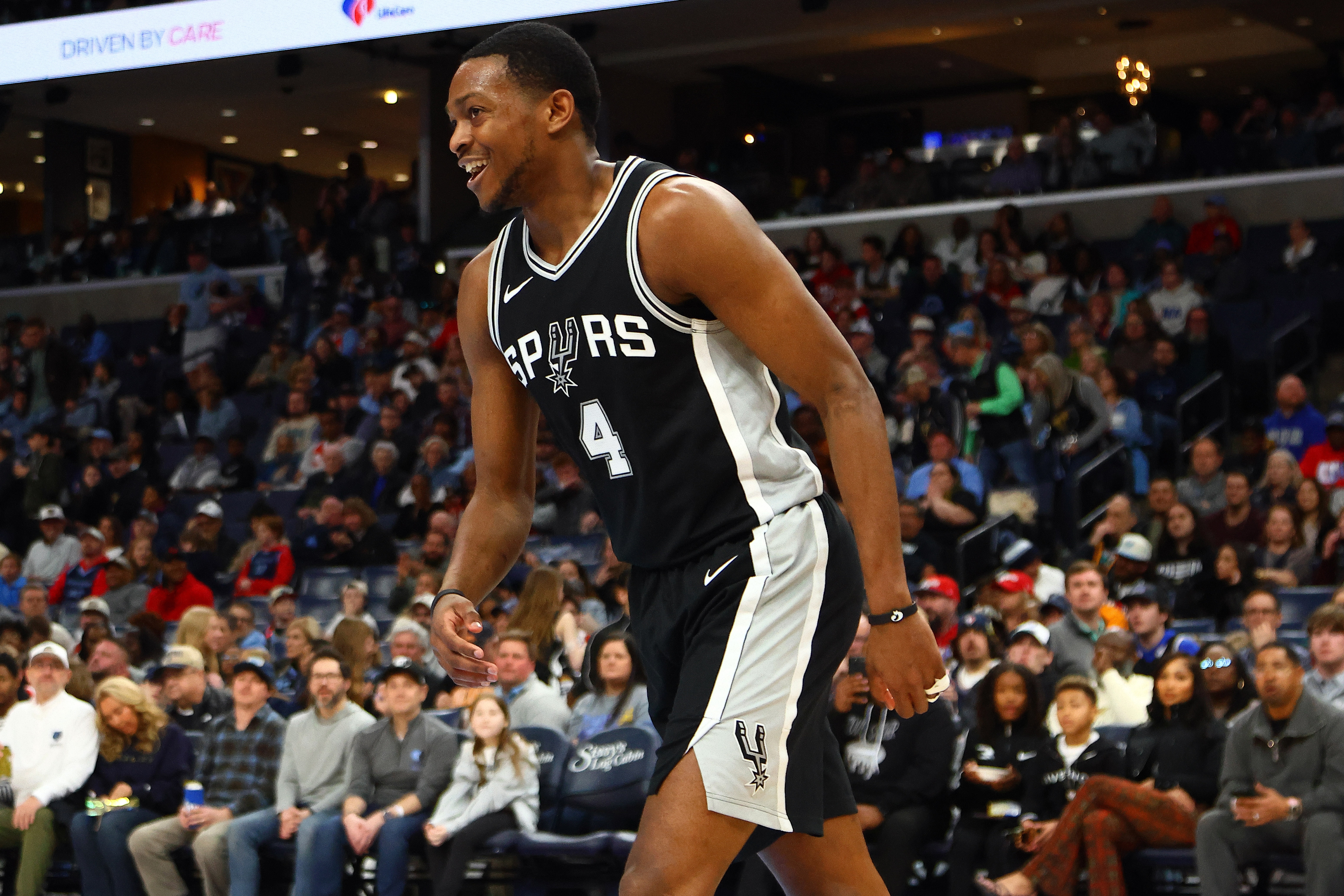 總決賽結(jié)束后?？怂褂匈Y格續(xù)簽3年1.4億 若等到8月可簽4年2.29億