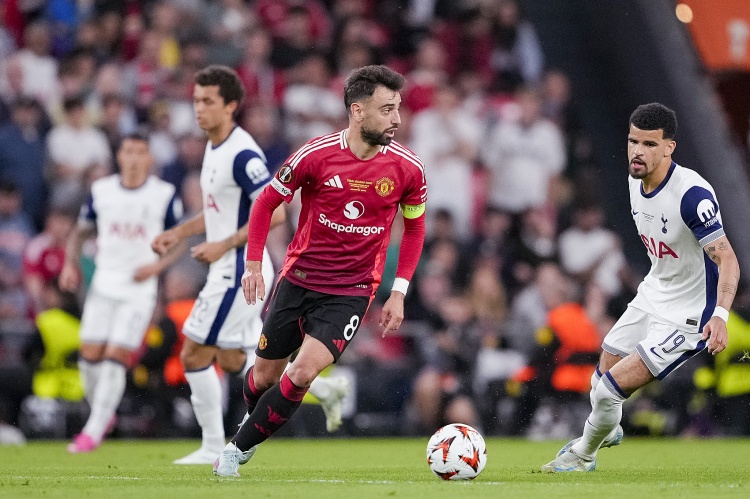 記者：B費團(tuán)隊對前往沙特踢球猶豫不決，導(dǎo)致轉(zhuǎn)會進(jìn)展緩慢