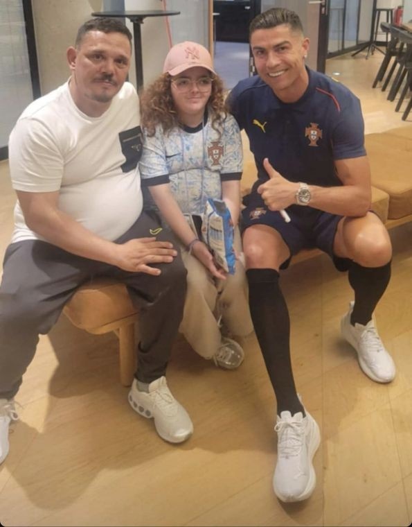 暖心??11歲腦瘤女孩為見偶像奔赴葡萄牙駐地 C羅欣然見面并合影
