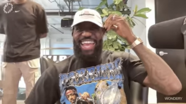 詹姆斯：我在小兒子高中畢業(yè)典禮上讓他尷尬了 還看了女兒打排球