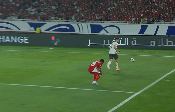 戰(zhàn)術(shù)受傷？塞鳥傳中擊中對手胸部，對手倒地不起隨后接受治療