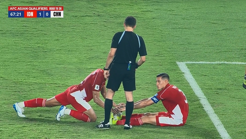 印尼球員再次倒地！比賽第67分鐘，印尼球員疑似抽筋倒地