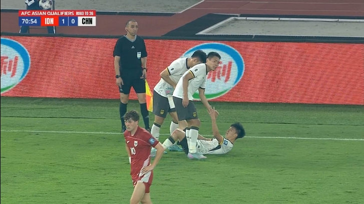 王鈺棟抽筋了！比賽70分鐘，王鈺棟抽筋倒地，簡單治療后繼續(xù)堅持