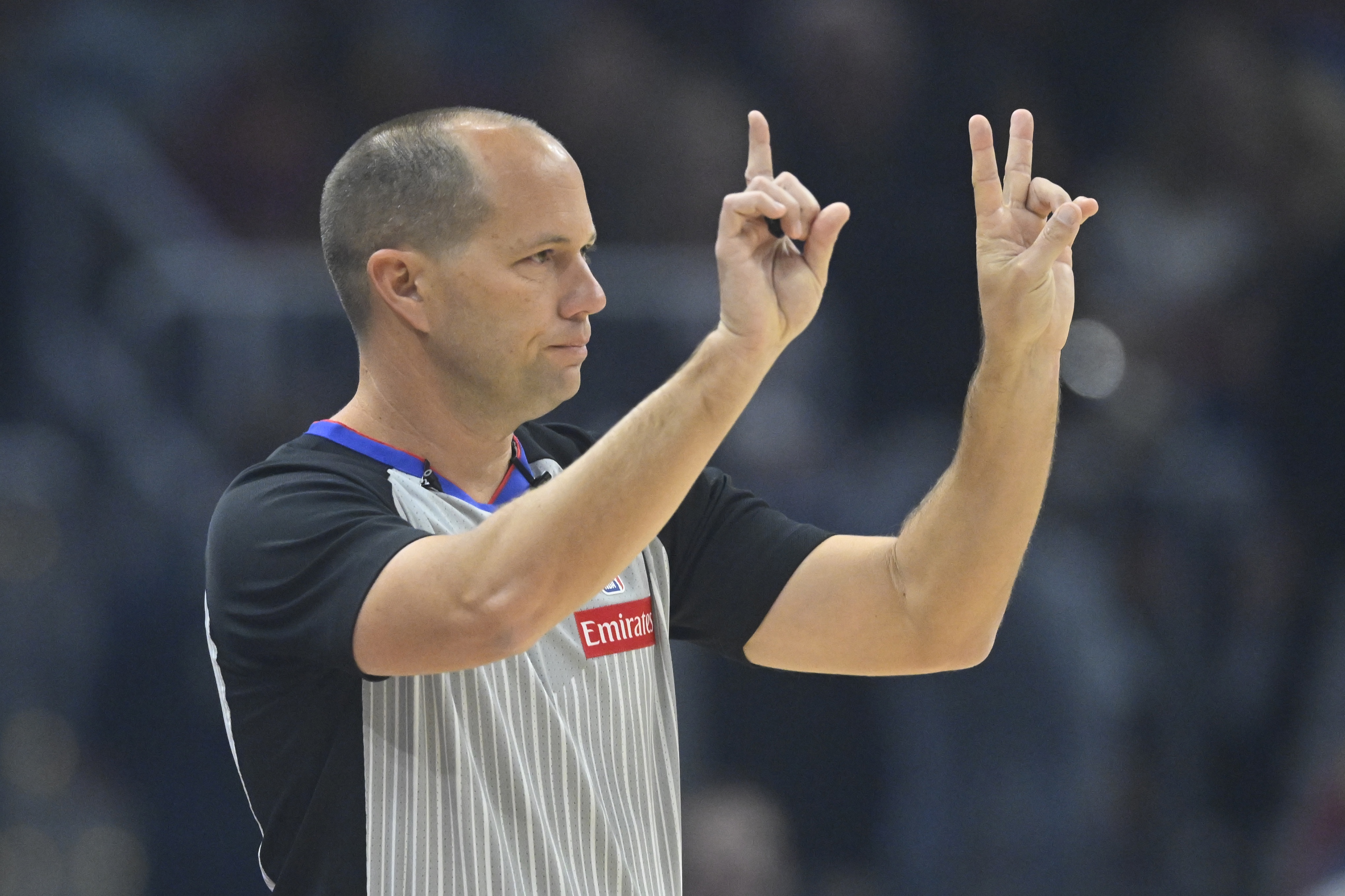 ??總決賽G1裁判：主裁戈布爾 二裁馬克-戴維斯 三裁格思里