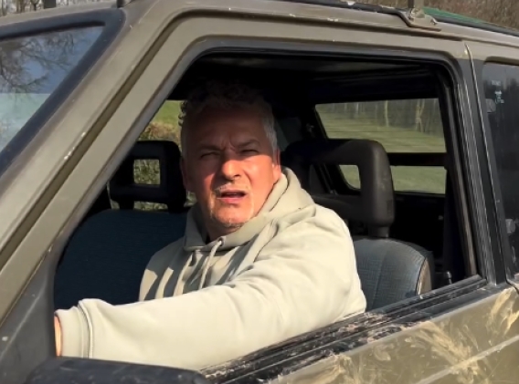 巴喬回憶被搶劫：劫匪把槍塞進(jìn)我兒子嘴里，威脅說要?dú)⒘宋覀? 
                                         class=