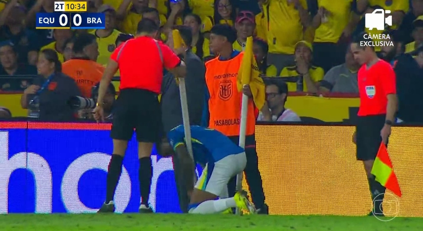 搞笑！巴西比賽暫停了3分鐘，因為沒人會插角旗桿，球員親自出馬