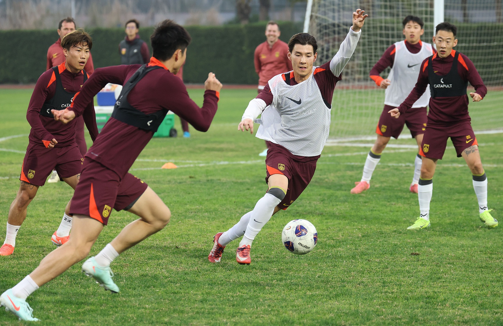 經(jīng)教練組研究、中國(guó)足協(xié)批準(zhǔn)，國(guó)家隊(duì)補(bǔ)充征調(diào)侯永永、劉祝潤(rùn)