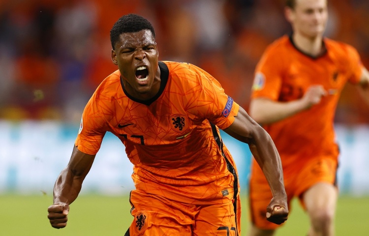 超越范迪克，鄧弗里斯10球成新世紀(jì)以來為荷蘭進(jìn)球最多的后衛(wèi)