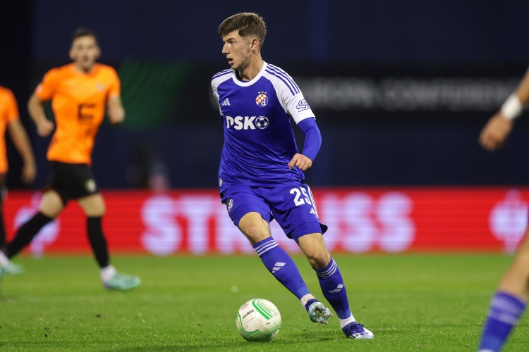 國米新聞網(wǎng)：國米新援蘇西奇半年前就開始學(xué)習(xí)意語，將穿25號球衣