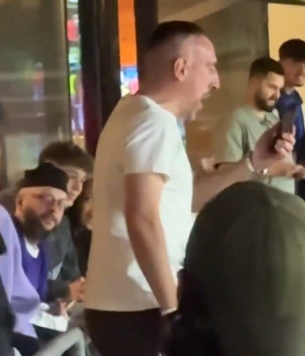 面對(duì)面輸出！葡萄牙球迷指著里貝里唱歌，后者拍了一會(huì)走進(jìn)包廂