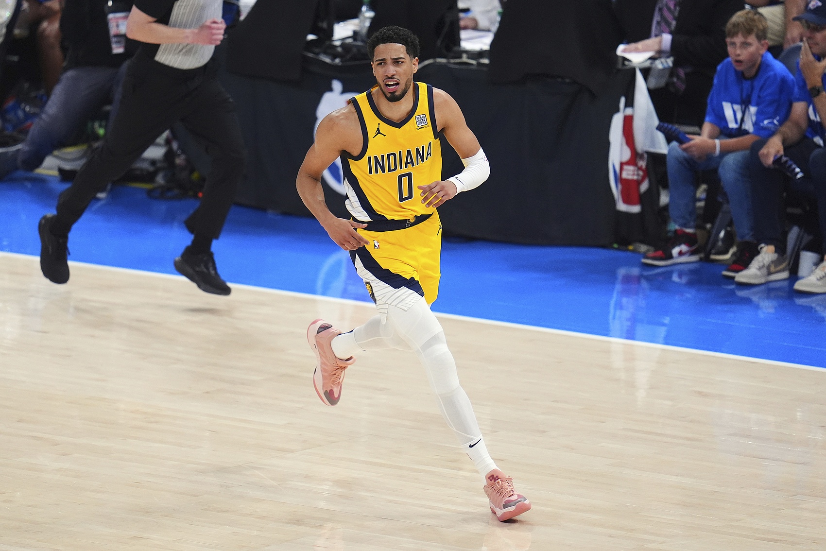 哈利伯頓：突進(jìn)去就感覺有5個(gè)人圍著你 得找到合理出手三分的機(jī)會(huì)