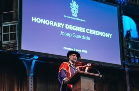 瓜帥被曼徹斯特大學(xué)授予榮譽(yù)學(xué)位，以表彰9年來對這座城市的貢獻(xiàn)