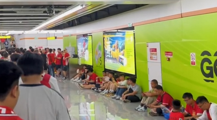 太熱了！博主：距離中巴之戰(zhàn)還有三小時(shí)，很多球迷躲到地鐵站乘涼