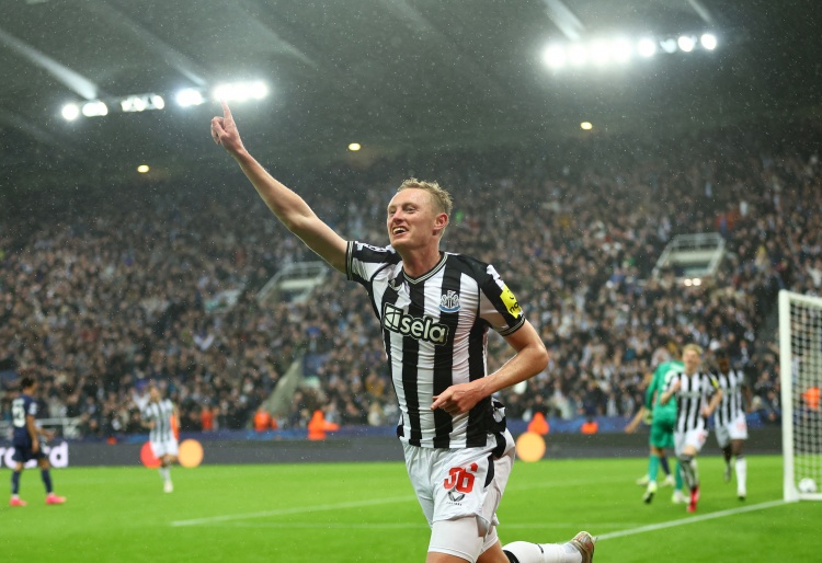 紀(jì)事報(bào)：紐卡斯?fàn)栍幸獬鍪劾仕顾驌Q錢，但主帥埃迪豪不想他離隊(duì)