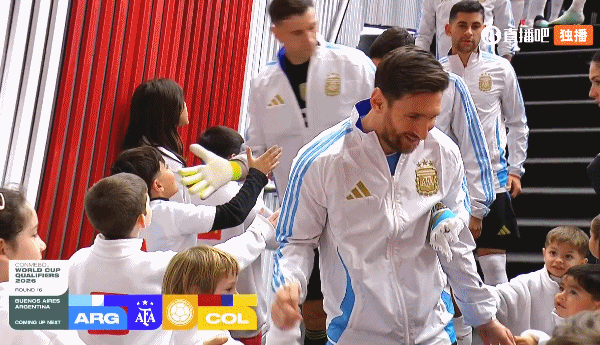 開(kāi)心的不得了！賽前在球員通道，小球童們紛紛喊梅西名字擊掌