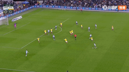 先試一腳，梅西與隊(duì)友配合后右腳打門(mén)偏出