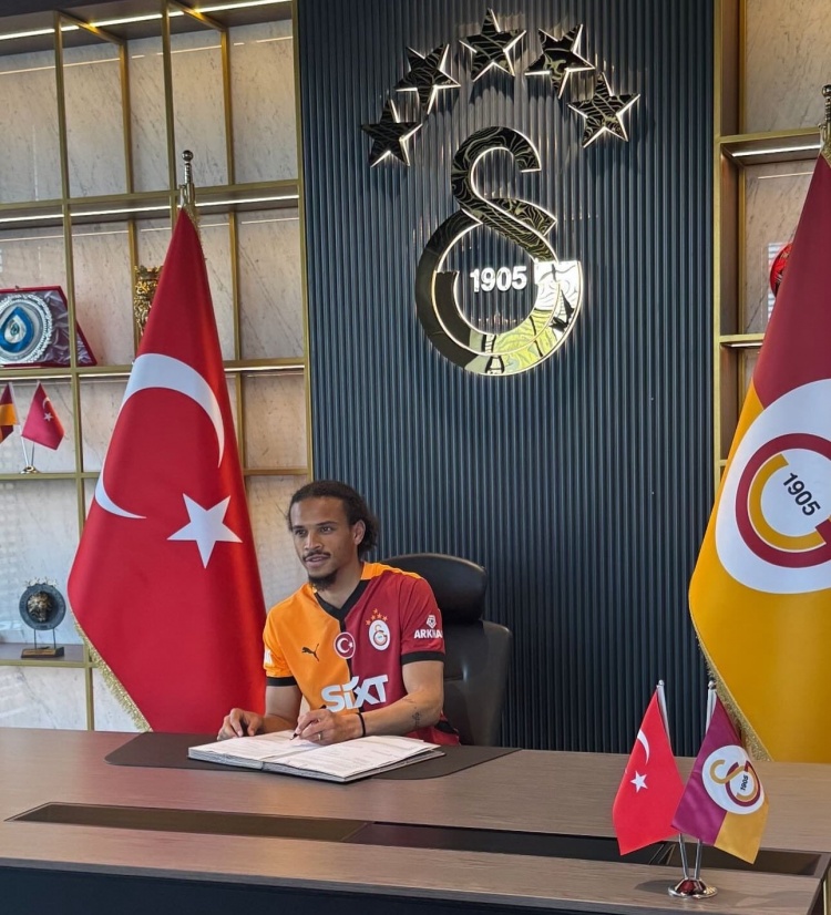 簽約照來了！薩內(nèi)已與加拉塔薩雷簽下三年合同