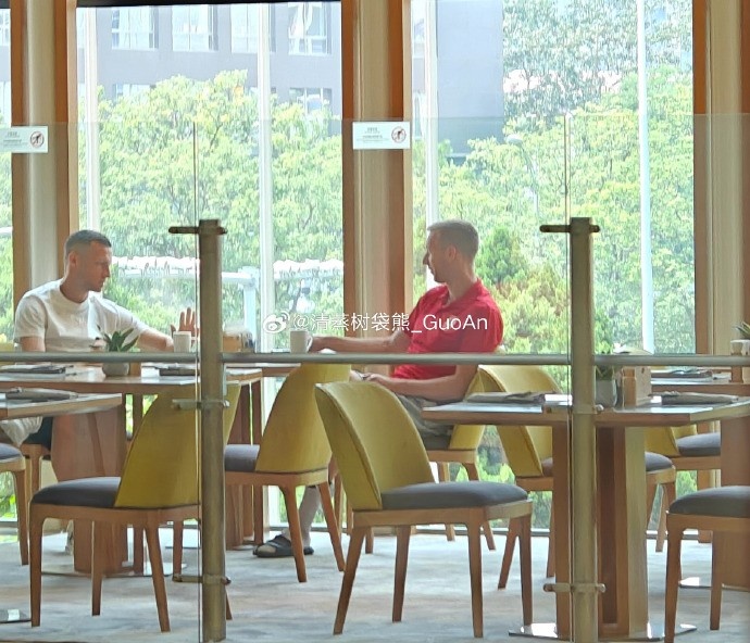 博主：斯帕吉奇和貝里奇賽前敘舊，二人曾在安德萊赫特做過隊友