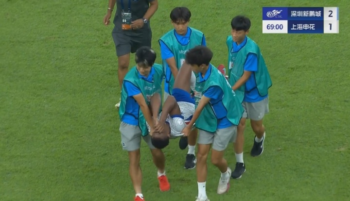 希望沒事！米內(nèi)羅受傷被擔(dān)架抬下，劉誠宇臨危受命替補(bǔ)登場！