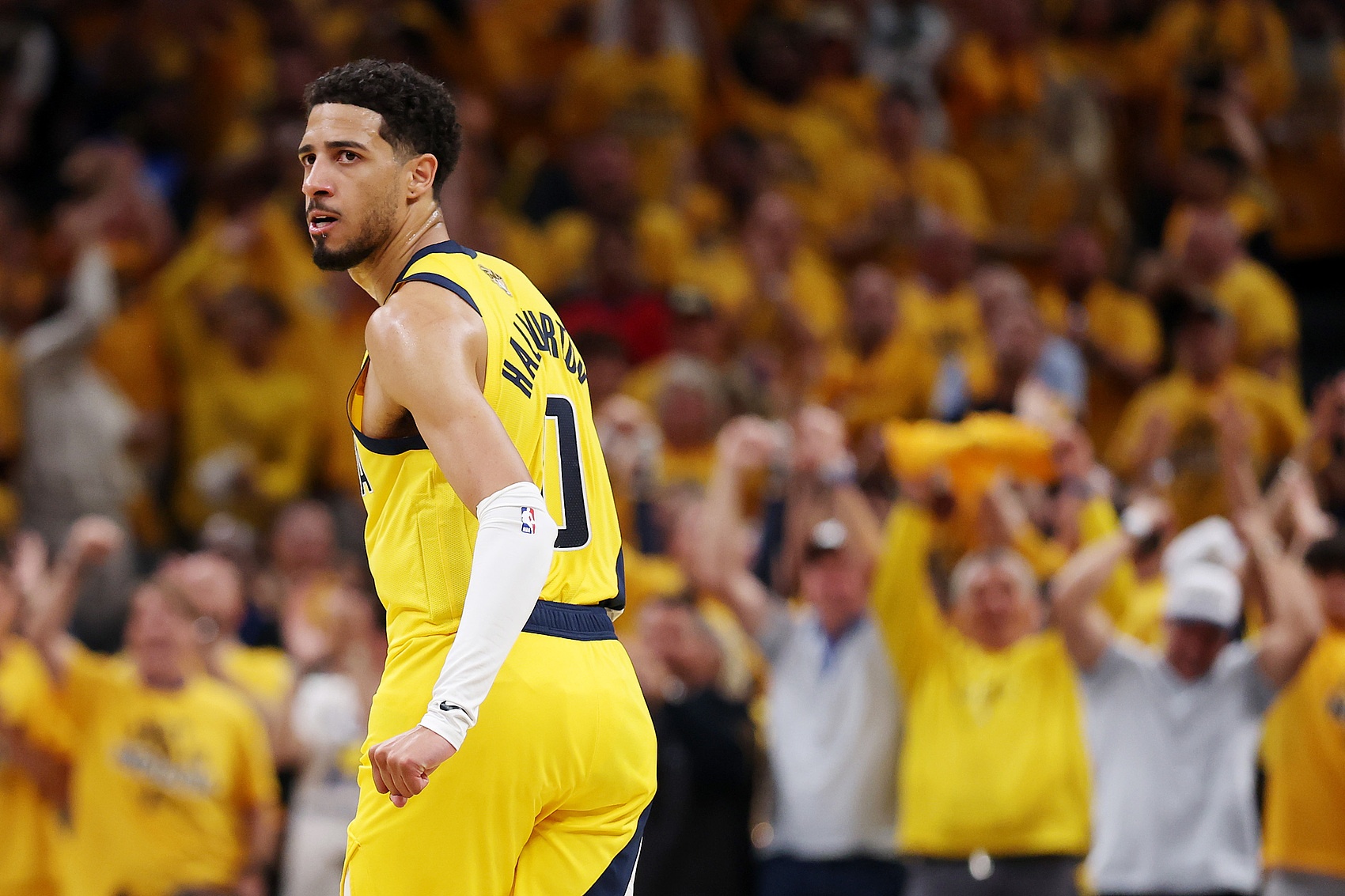 ??哈利伯頓三分7中1 出現(xiàn)5失誤 末節(jié)砍8分但無力回天