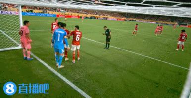 牙哥樂壞了！蘇亞雷斯站在門線內(nèi)被法加尼示意出來，蘇牙大笑