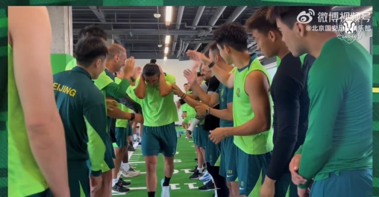 全隊用“特殊方式”歡迎他的回歸