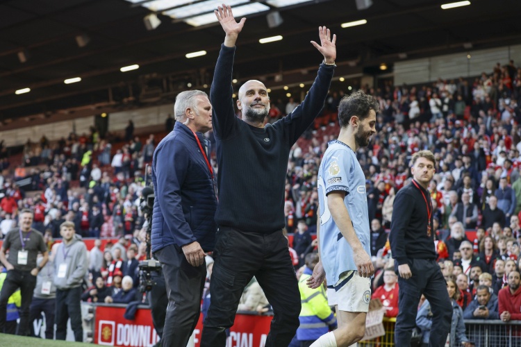 詹?。菏谰惚麝?duì)我會(huì)選曼城，他們前中后場(chǎng)都有引援+羅德里歸隊(duì)