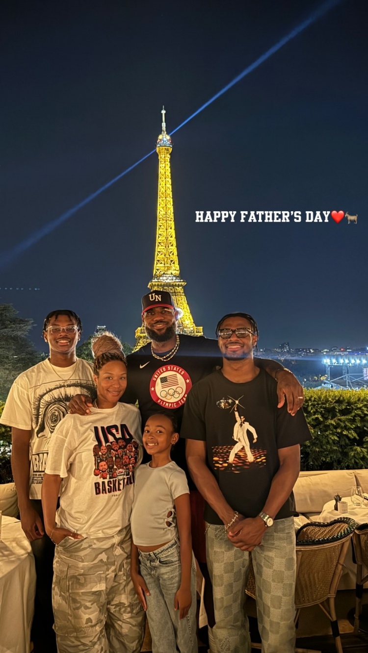 布萊斯曬巴黎奧運會全家合影：父親節(jié)快樂????