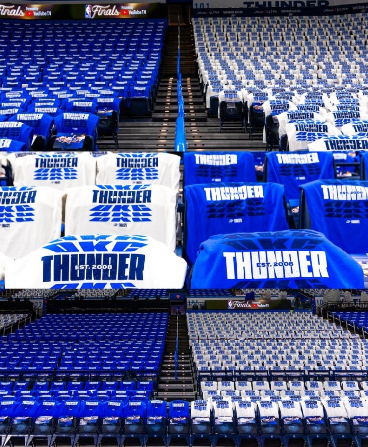 天王山大戰(zhàn)火熱來襲！雷霆主場被藍(lán)白色主題T恤吞沒