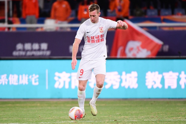 里程悲??貝里奇代表中國(guó)俱樂(lè)部各項(xiàng)賽事出戰(zhàn)100場(chǎng) 遭傷退+輸球