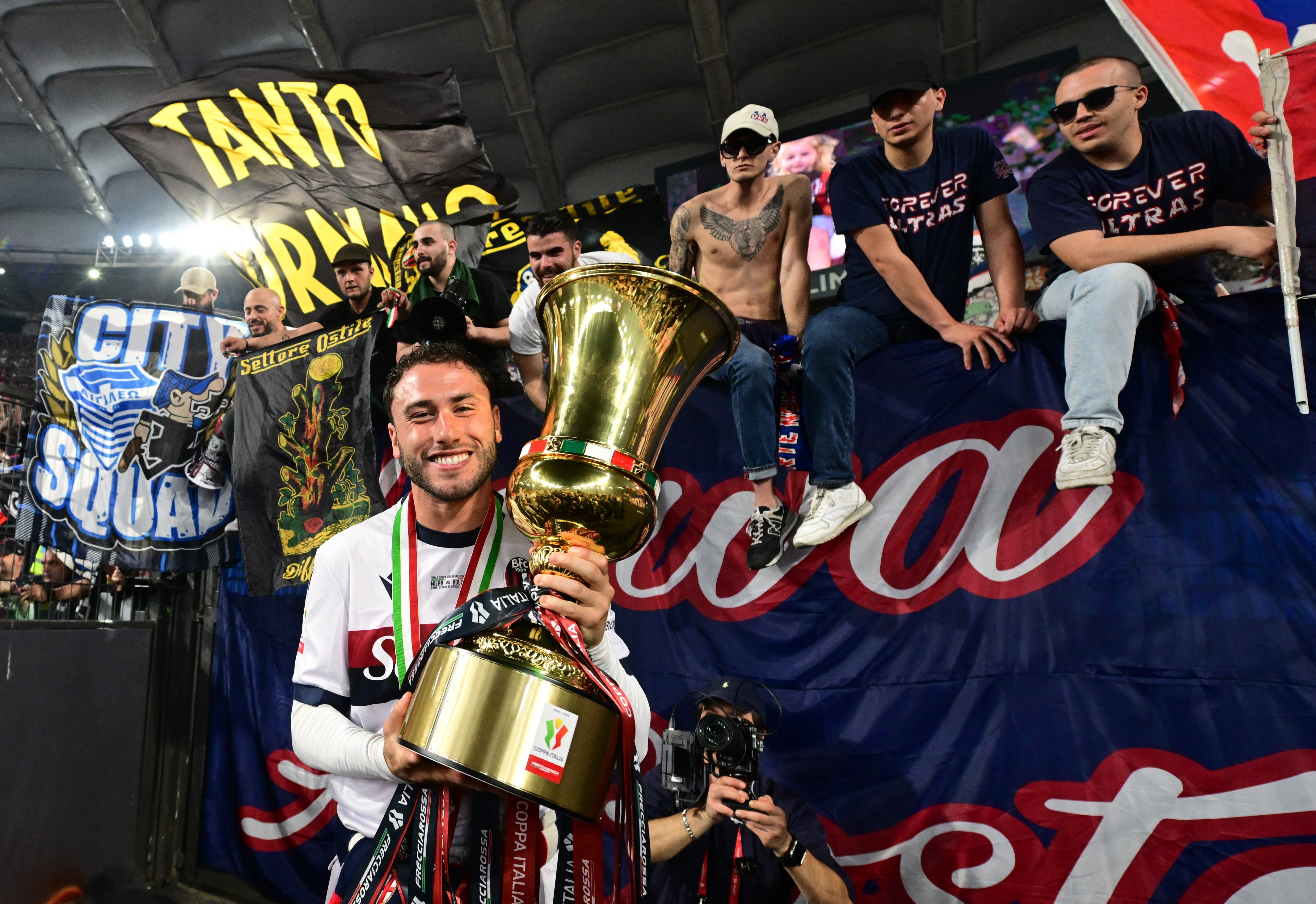 記者：紫百合無(wú)意博洛尼亞后衛(wèi)卡拉布里亞 哲科轉(zhuǎn)會(huì)文件簽署完成