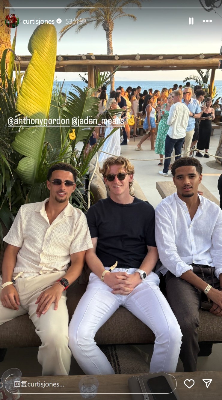 柯蒂斯-瓊斯更新社媒，曬與安東尼-戈登等人合照????