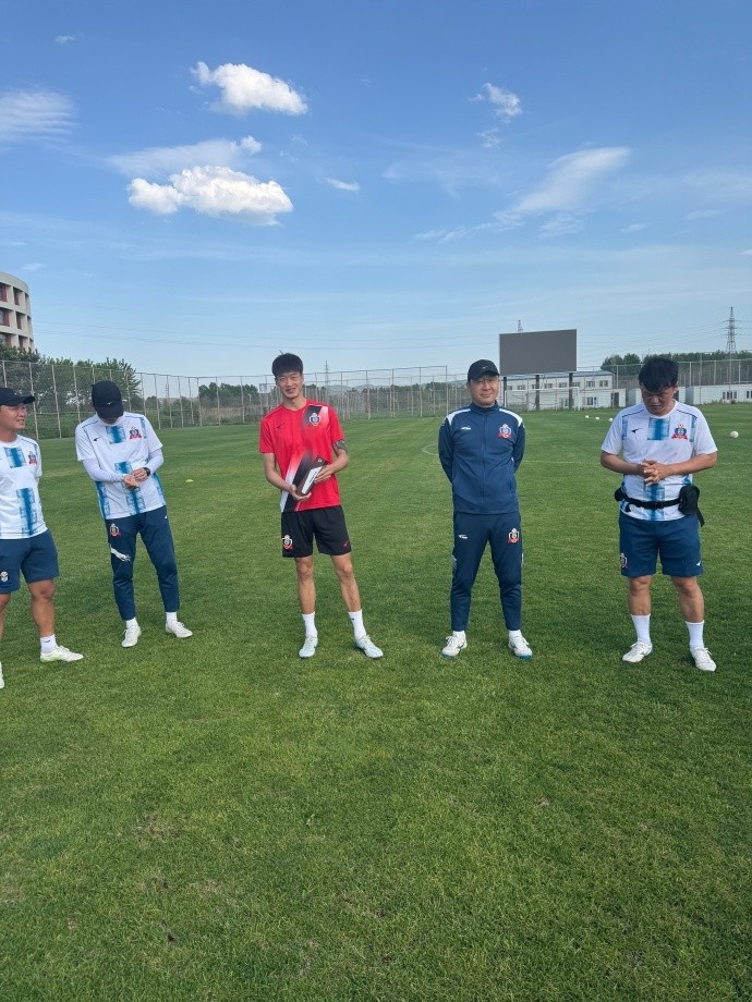 梅開二度！延邊龍鼎前鋒黃振飛領(lǐng)取中甲第10輪最佳球員獎(jiǎng)杯