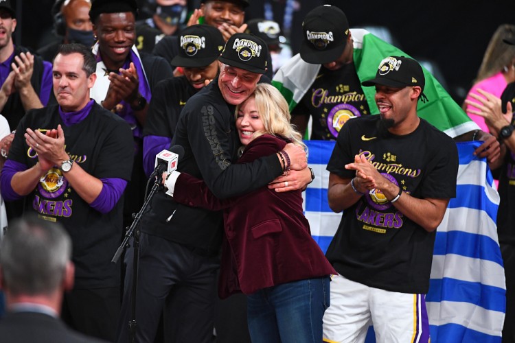 經(jīng)營(yíng)有方！巴斯時(shí)代湖人奪冠數(shù)&出MVP數(shù)&季后賽勝場(chǎng)都是聯(lián)盟第1